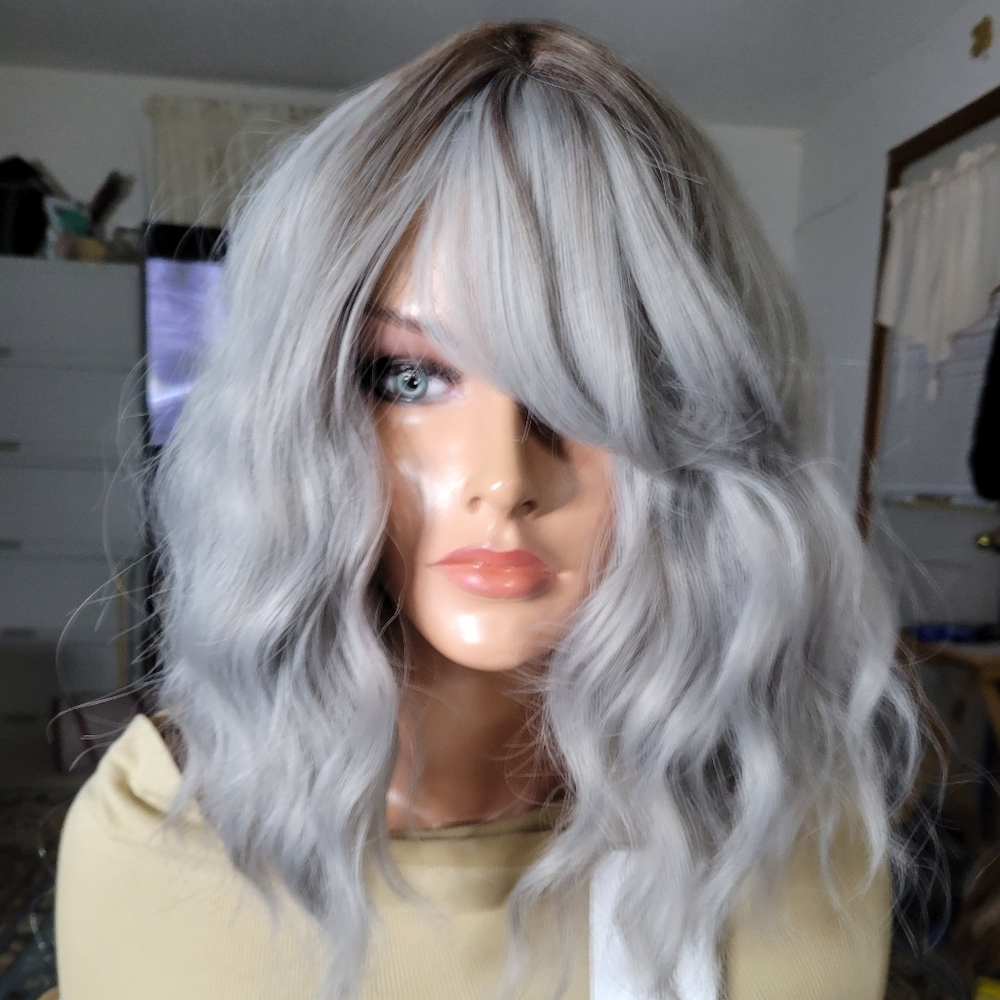 MAKE ME AN OFFER! Gray Rooted Wavy Wig - Picture 5 of 8